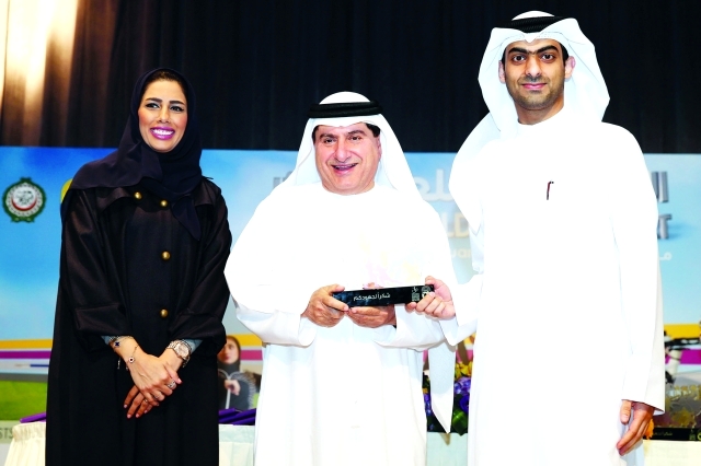 "اللجنة المنظمة للدورة تكرم إبراهيم عبد الملك"