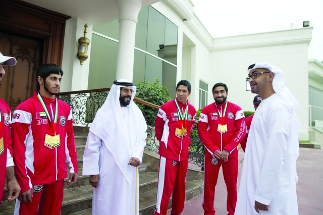 "■ محمد بن زايد يتحدث إلى أبطال الإمارات في الجوجيتسو بحضور طحنون بن محمد | وام"