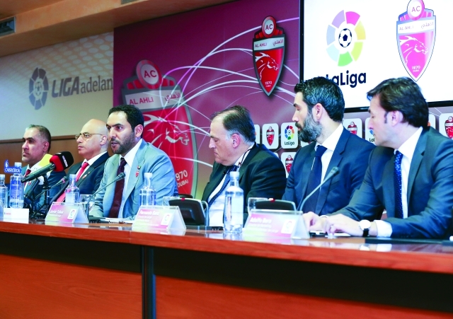 "■ عبدالله النابودة يتحدث خلال المؤتمر الصحافي مع مسؤولي رابطة الدوري الإسباني | البيان"