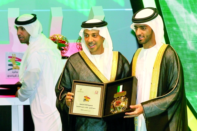 "■ منصور بن زايد يسلم جائزة عمار النعيمي إلى حميد بن عمار | البيان"