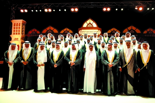 "■ حمدان بن راشد في لقطة تذكارية مع العرسان بحضور راشد وسعيد بن حمدان ومطر حميد الطاير وسعيد الطاير والمزينة والكندي وسالم الموسى | من المصدر"