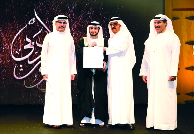 "■ سعيد الطاير وسعيد الكندي وسالم الموسى لدى تكريم العرسان"