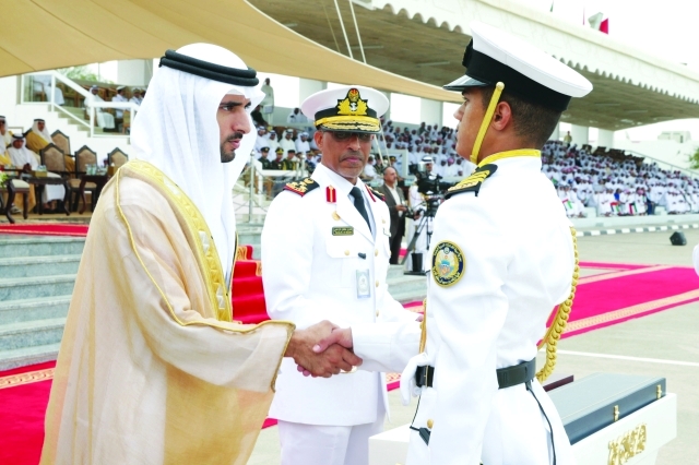 "■ وسموه مصافحاً أحد الخريجين"