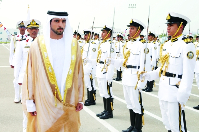 "■ حمدان بن محمد مستعرضاً طابور الخريجين"