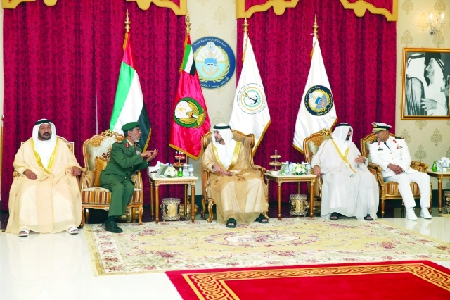"■ حمدان بن محمد في حديث مع حمد الرميثي بحضور سعيد بن محمد ومحمد البواردي"