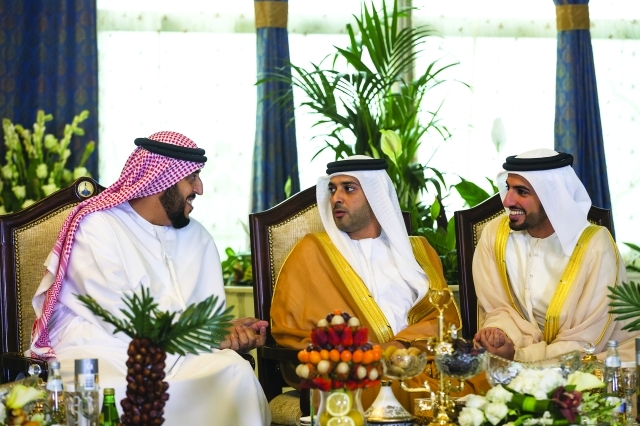 "عبدالله بن راشد المعلا في حديث مع راشد وعبدالعزيز النعيمي"