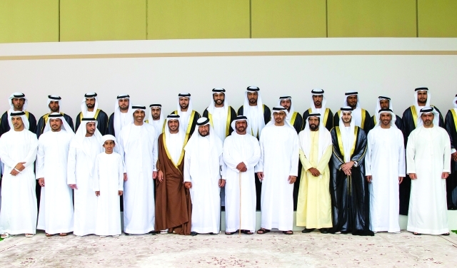 "محمد بن زايد يتوسط العرسان بحضور سلطان بن زايد وطحنون وسيف بن محمد وسعيد وعيسى ونهيان ومنصور وحامد بن زايد وسلطان بن طحنون وزايد بن سعيد بن زايد وأحمد بن ناصر بن زايد | وام"