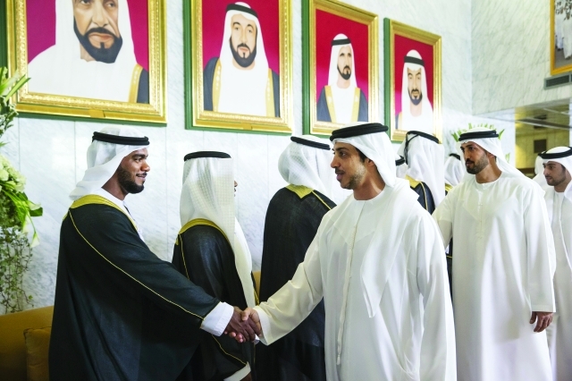 "منصور بن زايد ومحمد المزروعي يهنئان العرسان"