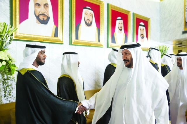 "سعيد بن محمد يقدم التهنئة للعرسان"