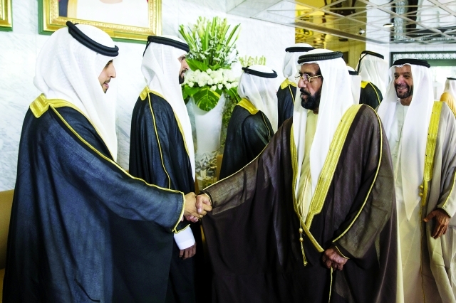 "طحنون وسرور بن محمد يهنئان العرسان"