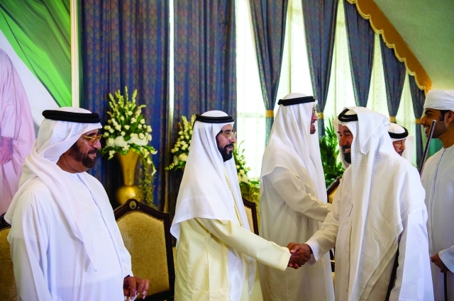 "محمد بن زايد وطحنون وسيف بن محمد يرحبون بالضيوف"