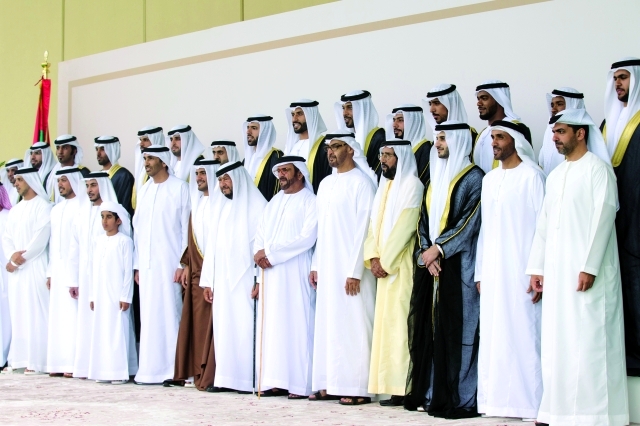"محمد بن زايد خلال حفل الزفاف بحضور سلطان بن زايد وطحنون وسيف بن محمد وسعيد وعيسى ونهيان ومنصور وحامد بن زايد وسلطان بن طحنون وزايد بن سعيد بن زايد وأحمد بن ناصر بن زايد"