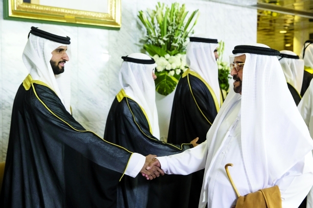 "سيف بن محمد يقدم التهنئة للعرسان"