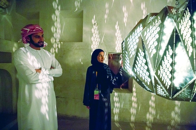 "■ زايد بن سلطان بن خليفة يطلع على لوحات المعرض"