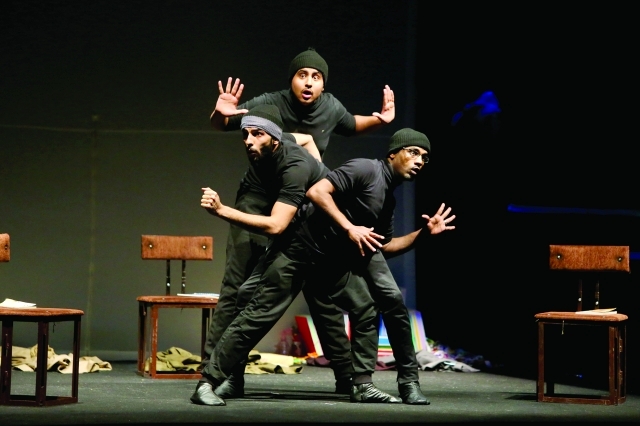 "■ شباب يطوقون المسرح بحبهم وشغفهم | تصوير: غلام كاركر"