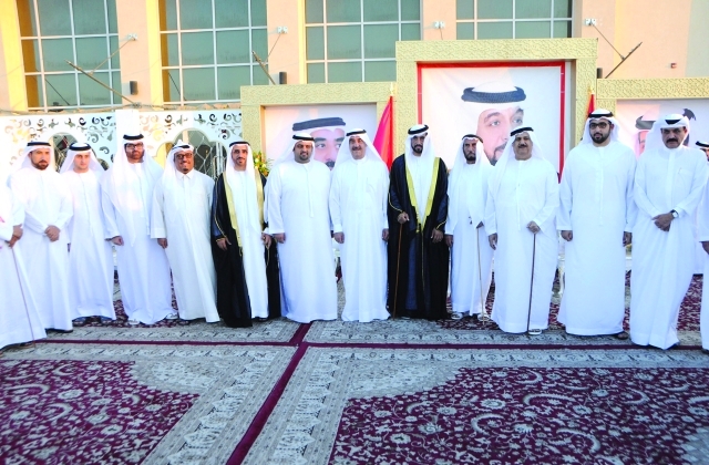 "■ حاكم أم القيوين ومحمد الشرقي وراشد بن سعود وضاحي خلفان والشعفار والمزينة والأعيان خلال أفراح راشد بن أحمد المعلا"
