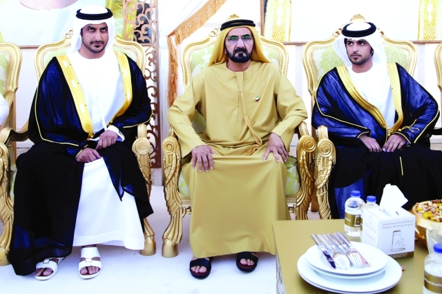 "■ نائب رئيس الدولة يتوسط العريسين"