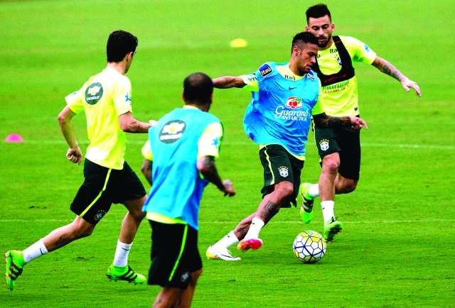 "■ نيمار خلال تدريبات المنتخب البرازيلي | أ ب"