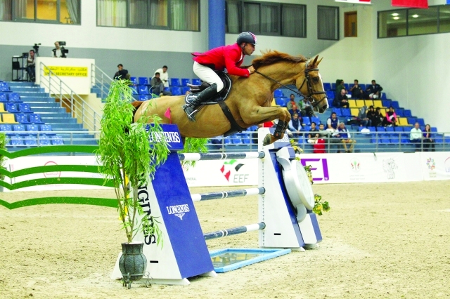 "جانب من منافسات مسابقة لقفز الحواجز بالشارقة"