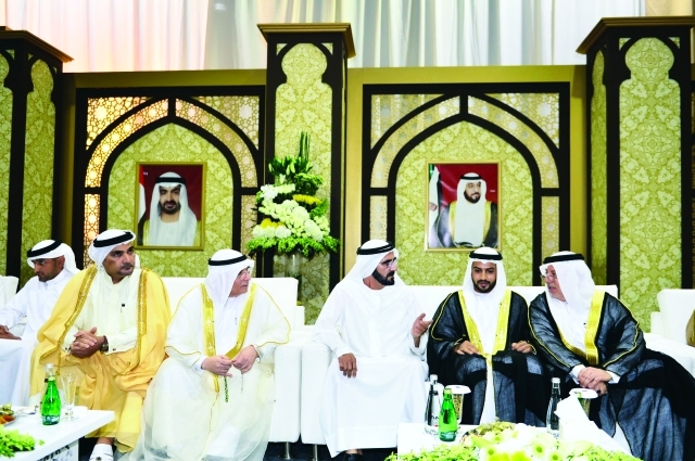 "محمد بن راشد وأحمد بن محمد يتوسطان العريس وذويه تصوير- سيف محمد"