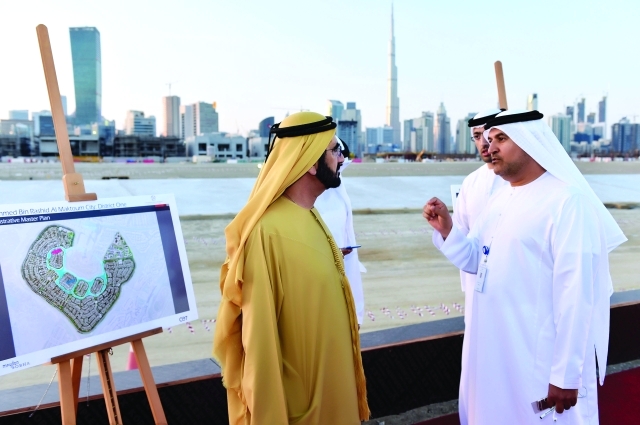 "■ محمد بن راشد يستمع إلى شرح تفصيلي عن المشروع من سعيد حميد الطاير | تصوير: محمد هشام"