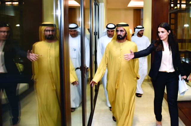 "■ محمد بن راشد يتفقد أحد نماذج فيلات المشروع بحضور حمدان بن محمد وسعيد الطاير"