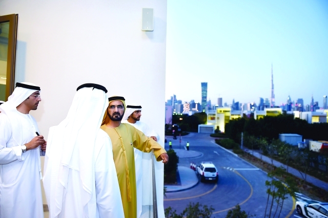 "■ محمد بن راشد وحمدان بن محمد يتفقدان موقع المشروع | تصوير: محمد هشام"