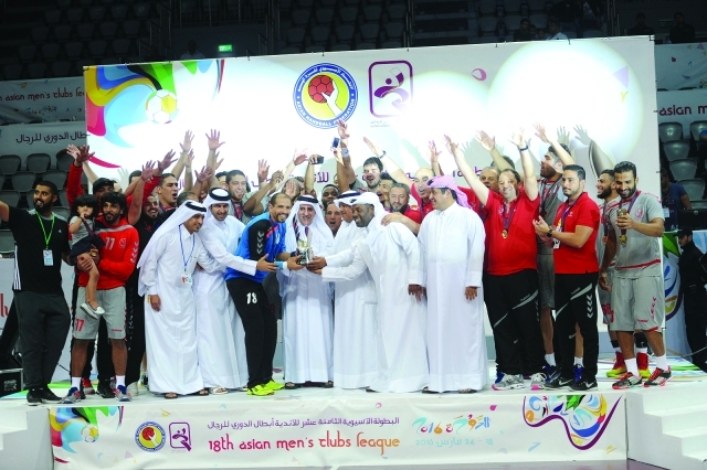 "■ خلال تتويج فريق لخويا القطري بكأس البطولة"