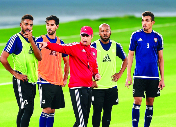 "■ مهدي يعطي التعليمات لنجوم المنتخب | البيان"