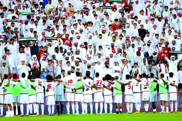"■ لاعبو المنتخب يحيون الجماهير الغفيرة في مباراة فلسطين | البيان"