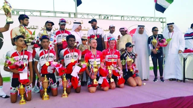 "■ كبار الحضور يتوسطون الفائزين والفائزات في سباق الدراجات البيان"