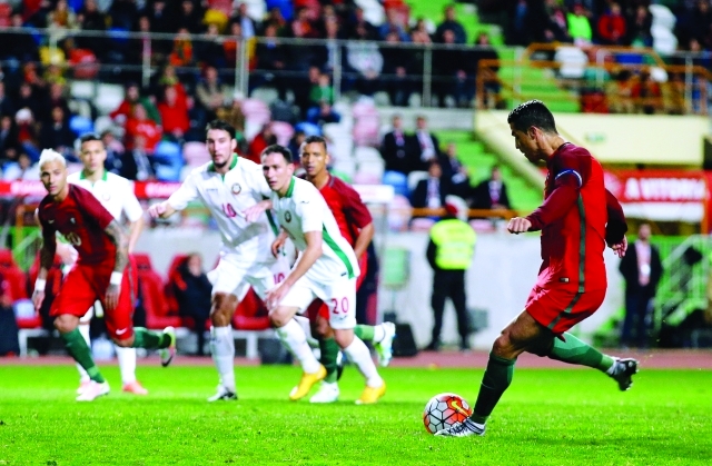 "■ رونالدو لحظة تنفيذه ركلة الجزاء | أ ب"