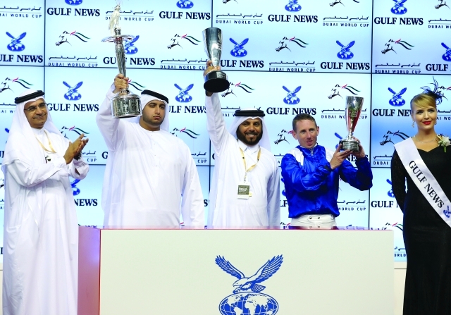 "■ راشد بن حمدان والمهيري والفارس هاناغان يتسلمون جوائز الشوط | البيان"