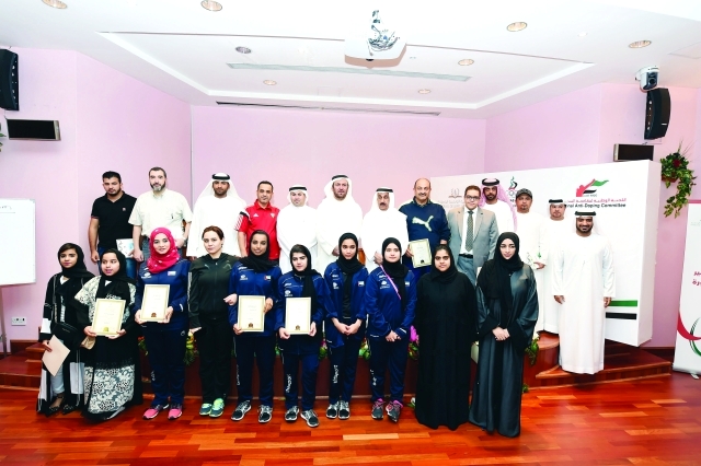 "■ صورة جماعية للمشاركين في الدورة | البيان"