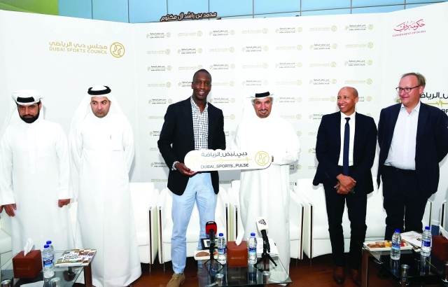 "■ سعيد حارب يقدم درع وسم #دبي_نبض_الرياضة إلى مايكل جونسون بحضور سعيد عويطة | البيان"