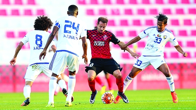 "■ ريبيرو لاعب الأهلي وسط حصار من لاعبي الظفرة | البيان"