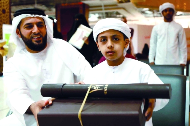 "■ الأبناء يرافقون آباءهم خلال تسلم المساكن"