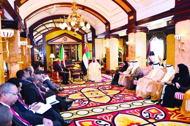 "■ محمد بن راشد مستقبلاً جاكوب زوما بحضور حمدان ومكتوم بن محمد وأمل القبيسي وسهيل المزروعي وأنور قرقاش وريم الهاشمي | تصوير- سيف محمد وخليفة اليوسف"