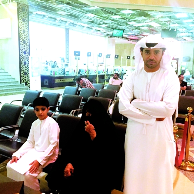 "■ عوشة الكتبي تتوسط أفراد أسرتها"