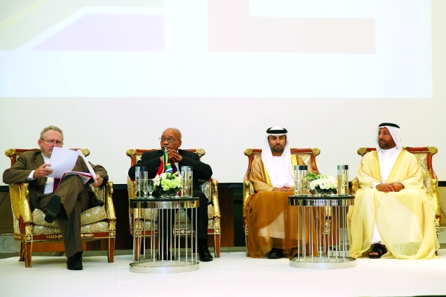 "■ جاكوب زوما وسهيل المزروعي خلال الاجتماع برجال الأعمال | تصوير: خليفة عيسى"