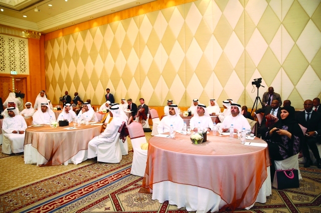 "■ عدد من رجال الأعمال الإماراتيين خلال لقائهم برئيس جنوب أفريقيا"