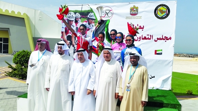 "■ كبار الحضور مع الفائزات بالمراكز الثلاثة الأولى في سباق الفردي | البيان"