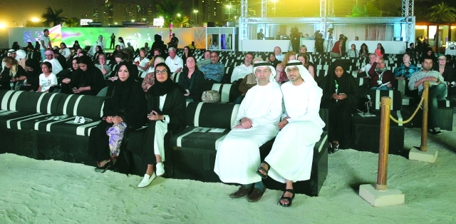 "■ نورة الكعبي وجانب من الحضور خلال الندوة"