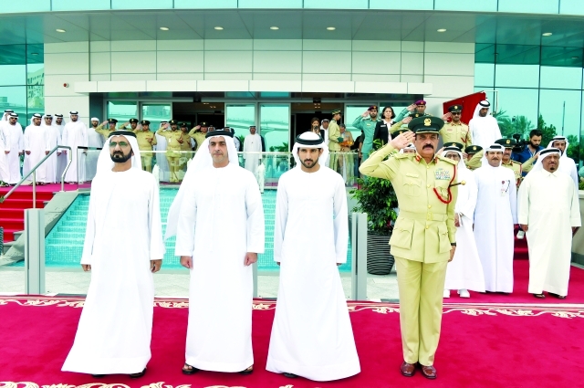 "■ محمد بن راشد وحمدان بن محمد وسيف بن زايد وضاحي خلفان وخميس المزينة ومحمد القمزي وكبار الضباط يستمعون للسلام الوطني"