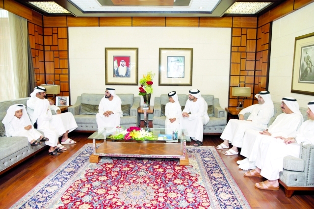 "محمد بن راشد خلال استقباله تميم بن حمد بحضور حمدان بن محمد ومحمد النابودة | تصوير: خليفة اليوسف"