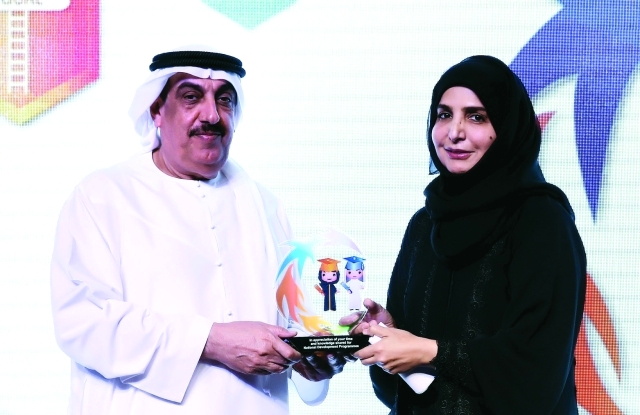 "سيف الفلاسي وعفراء البسطي خلال فعاليات الحفل"