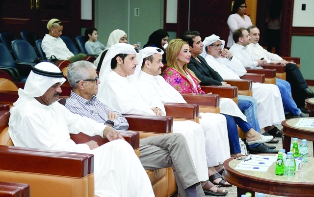 "■ جمهور ندوة الثقافة والعلوم أثناء مناقشة أحداث الفيلم"