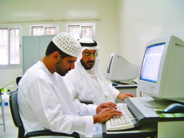 "إرحمة يدرّب المكفوفين على استخدام الحاسب الآلي"