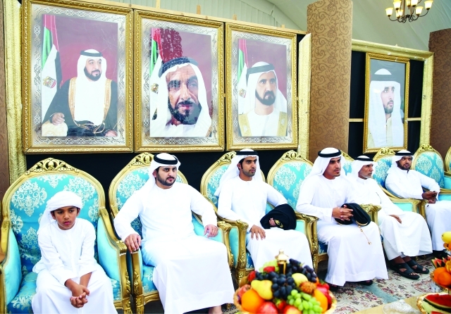 "■ مكتوم بن محمد خلال الحفل الذي أقامه مبارك سعيد مرخان الكتبي بمناسبة زفاف نجليه | تصوير خليفة عيسى"