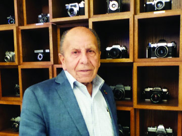 "■ متري خلال زيارته جائزة حمدان للتصوير الضوئي"